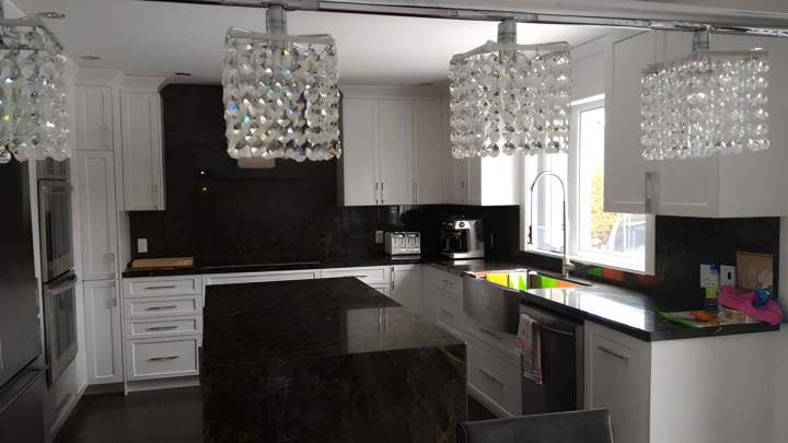 Comptoir de cuisine en pierre sombre Montréal