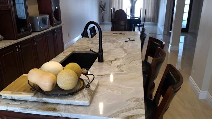 La résistance naturelle et l'éclat unique de la quartzite.